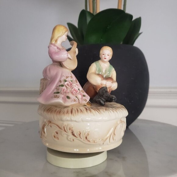 Vtg Josef Originals Loving Couple Ceramic Moving Figurine & Rotating Music Box - Picture 11 of 15